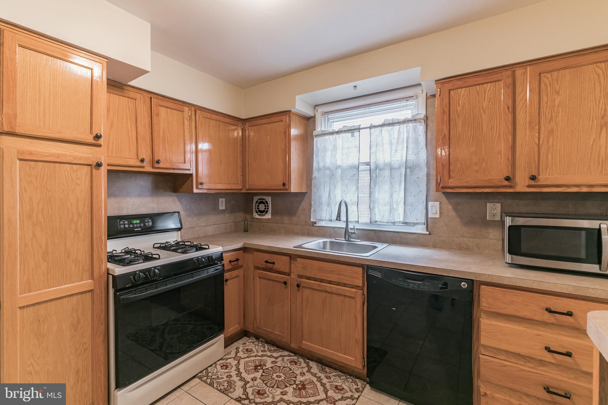 1821 Tomlinson Road Philadelphia, PA 19116 - Photo 9 of 35 Kitchen