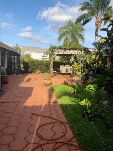 a view of a backyard