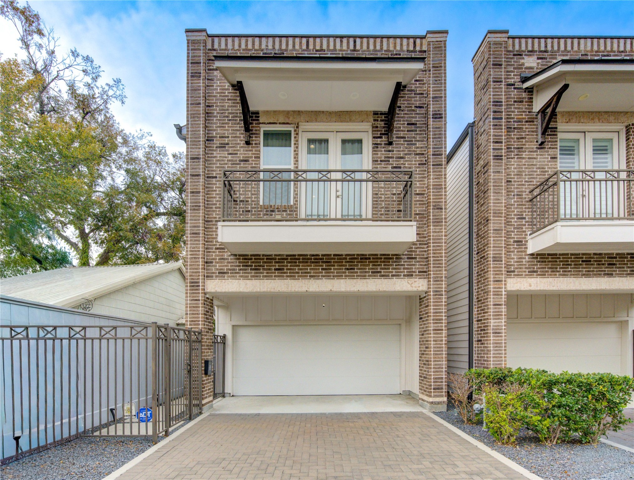 This beautifully designed residence offers refined luxury living in a prime central Houston location near the newly renovated and expanded Memorial Park. Private driveway and attached garage provide convenient parking.
