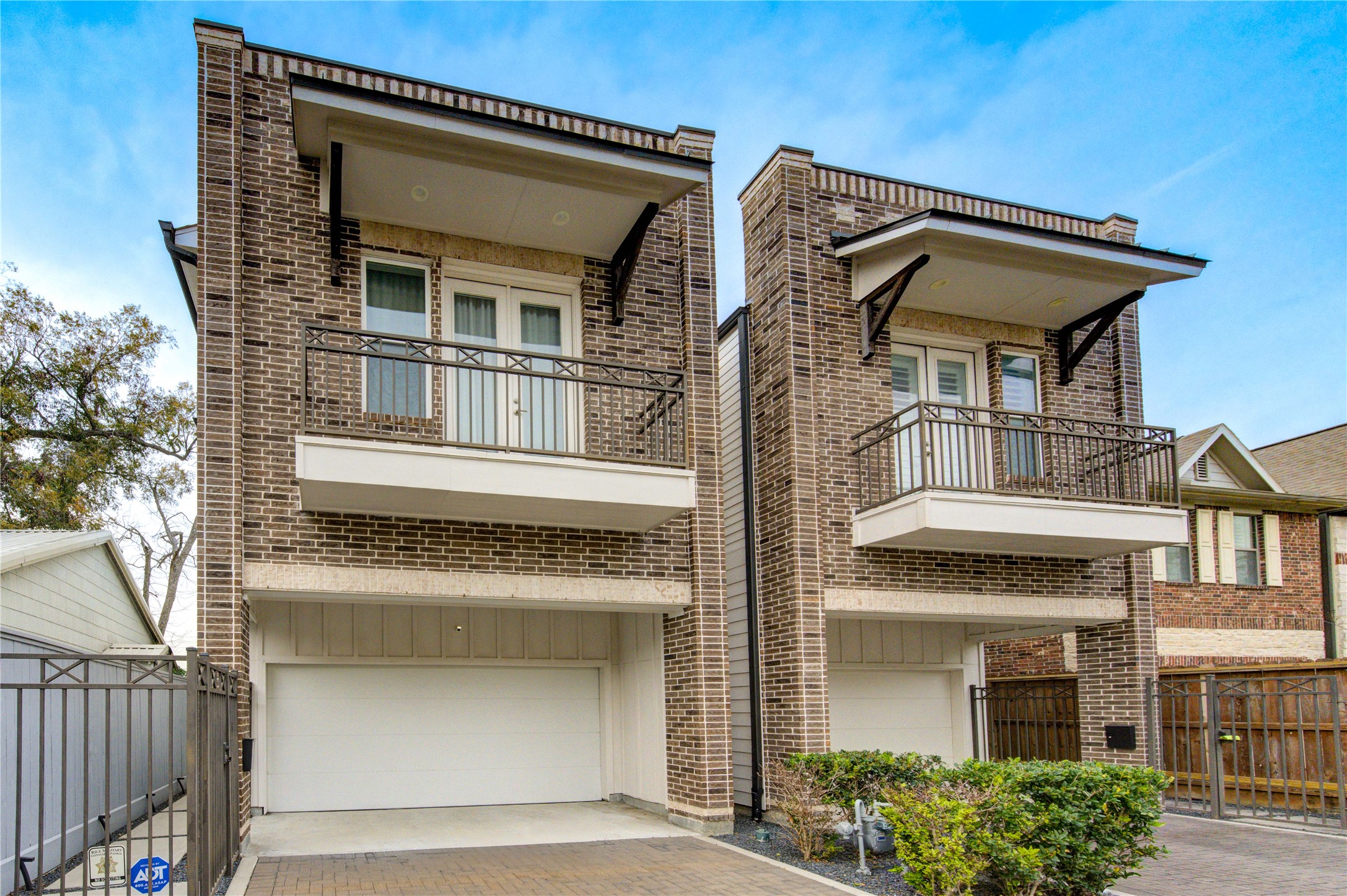 419 Malone Street Houston, TX 77007 - Photo 2 of 47 The area is known for its tree-lined streets, modern atmosphere, and strong sense of community, all just minutes from Memorial Park, one of the city’s premier destinations for outdoor recreation, walking trails, and biking.