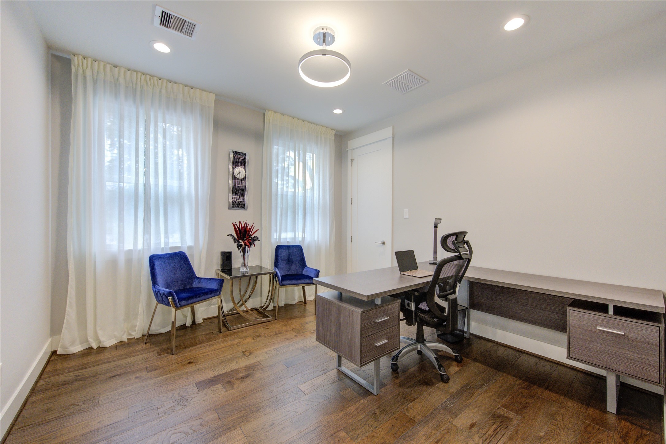419 Malone Street Houston, TX 77007 - Photo 32 of 47 This versatile guest bedroom also functions perfectly as a home office or study. Featuring a comfortable layout and ample natural light, it offers flexibility to suit your lifestyle—ideal for remote work, guests, or a quiet retreat