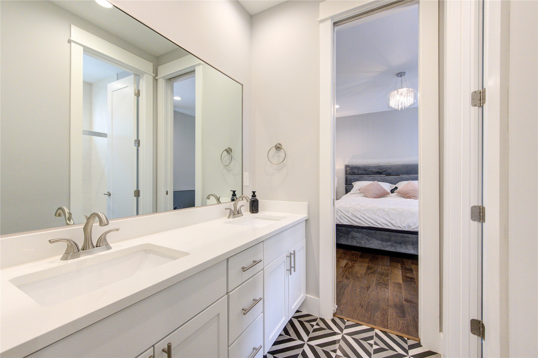 419 Malone Street Houston, TX 77007 - Photo 33 of 47 Thoughtfully designed Jack-and-Jill–style bathroom with dual access, combining privacy and functionality with modern finishes