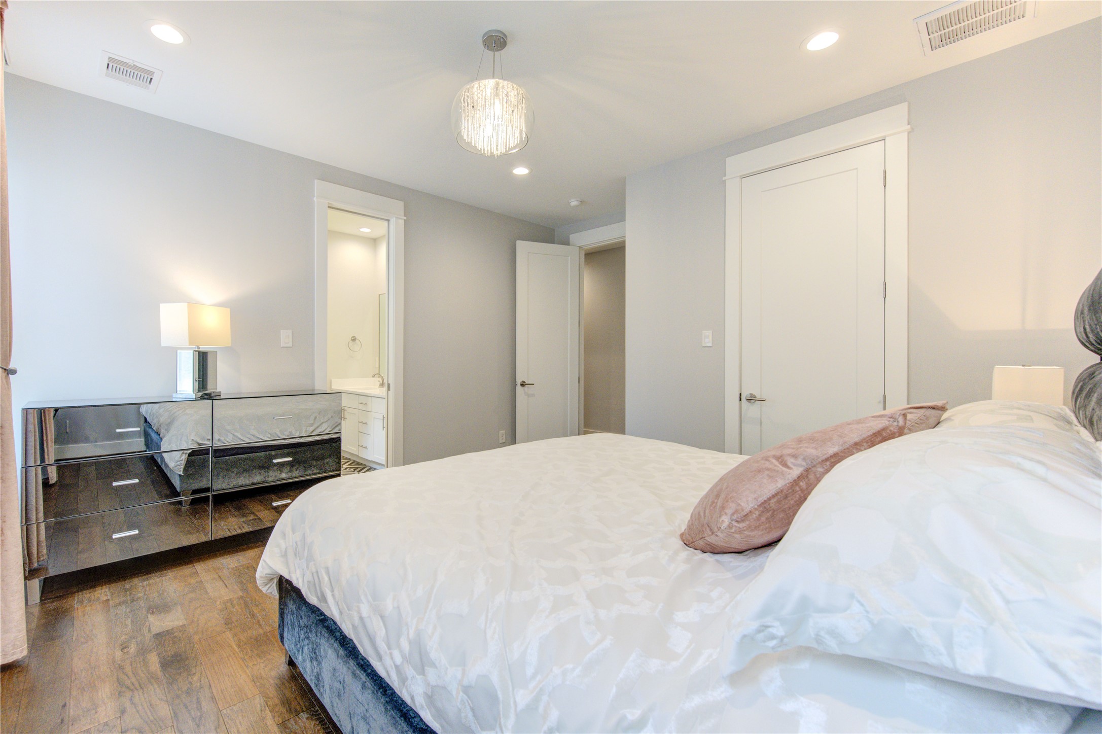 419 Malone Street Houston, TX 77007 - Photo 36 of 47 Guest bedroom with modern ceiling chandeliers.