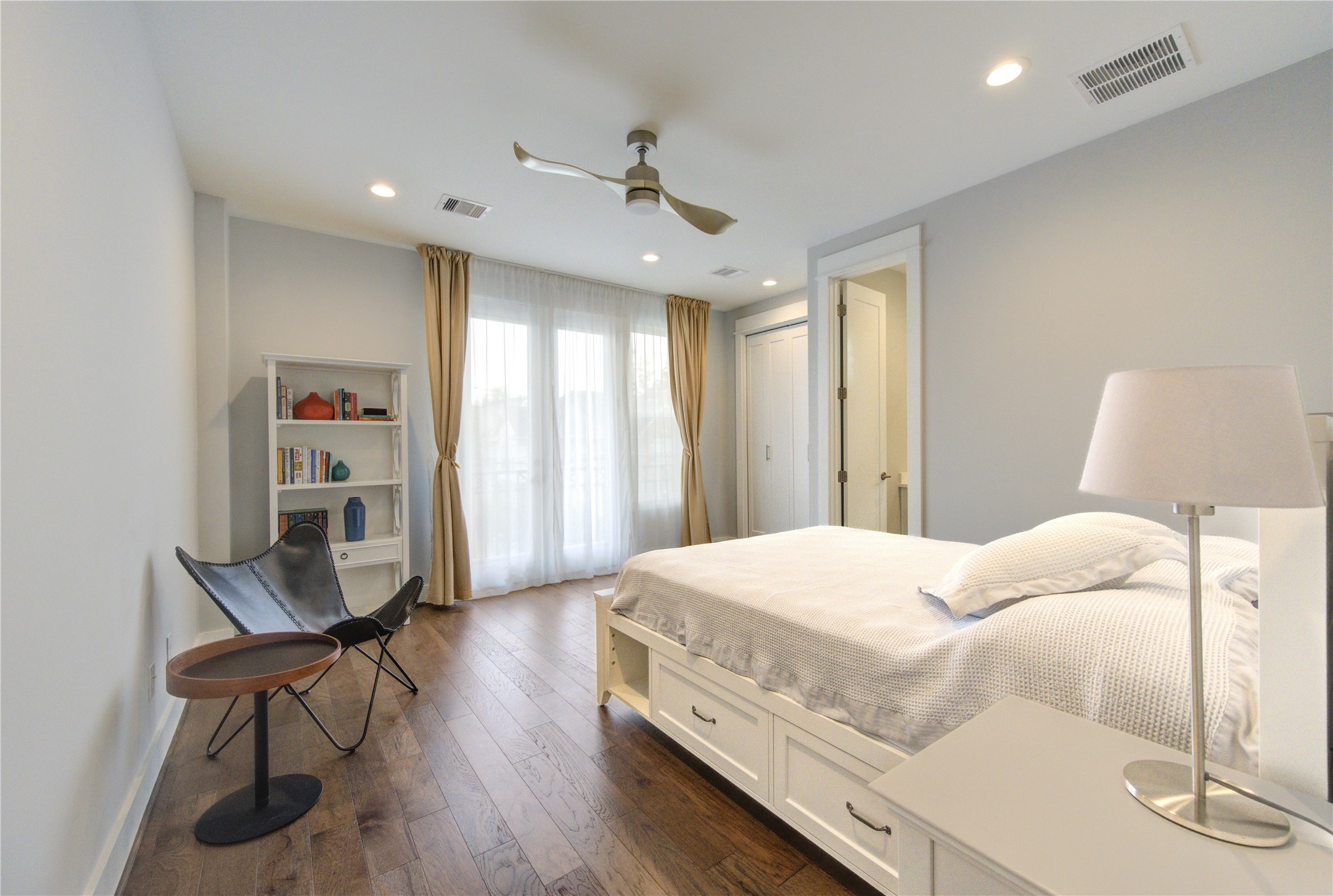 419 Malone Street Houston, TX 77007 - Photo 39 of 47 An expansive guest bedroom 4 with a private balcony and a sleek, modern full bathroom