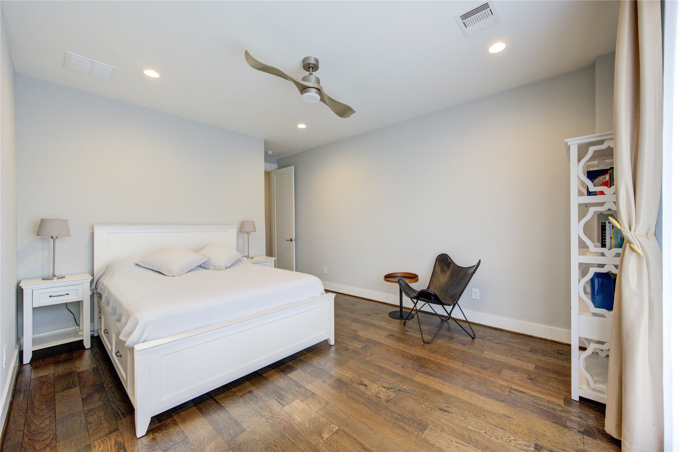 419 Malone Street Houston, TX 77007 - Photo 40 of 47 Guest bedroom featuring a private balcony, a built-in closet, and a modern full bathroom.