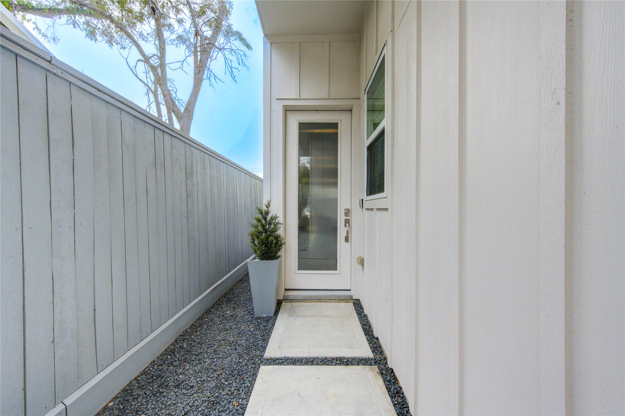 419 Malone Street Houston, TX 77007 - Photo 43 of 47 Inviting entry door that welcomes you into the home with style and charm