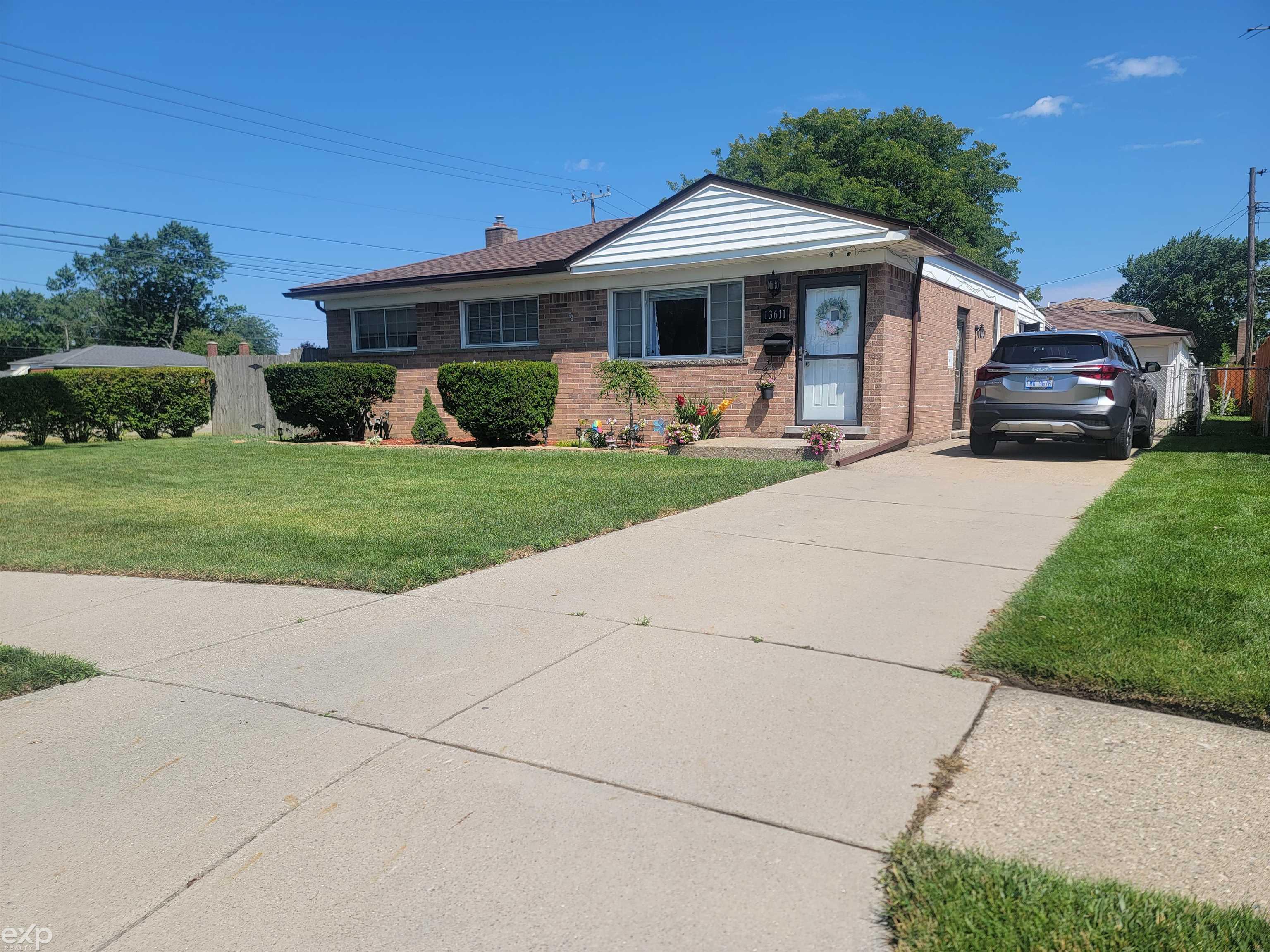 13611 Racine Court Warren, MI 48088 - Photo 2 of 25 50083264-1.JPG