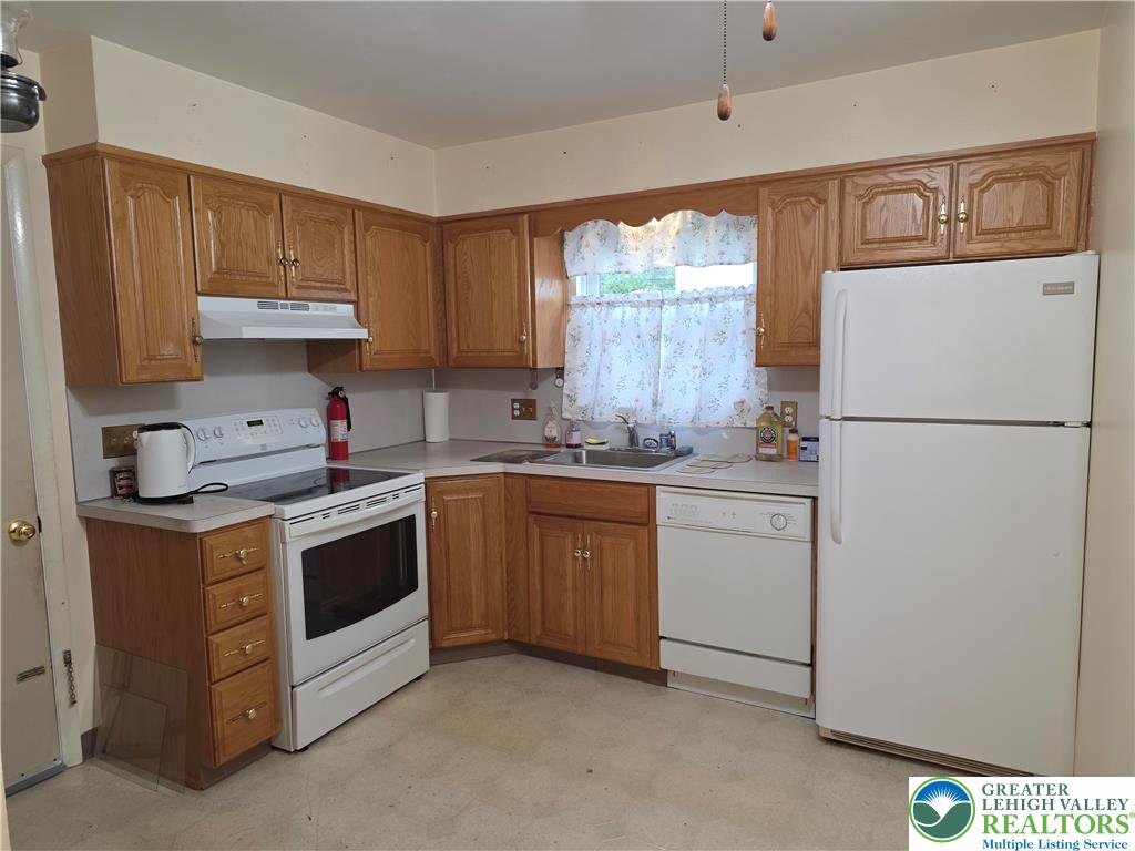127 East Lynnwood Street Allentown, PA 18103 - Photo 18 of 34 a kitchen with a stove sink and refrigerator