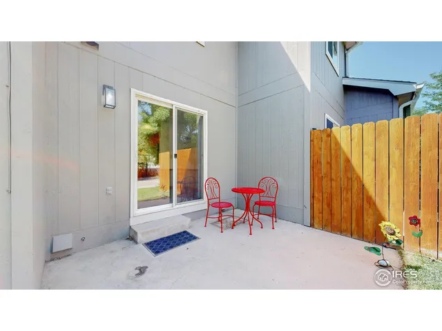 a black and white photo of a living room