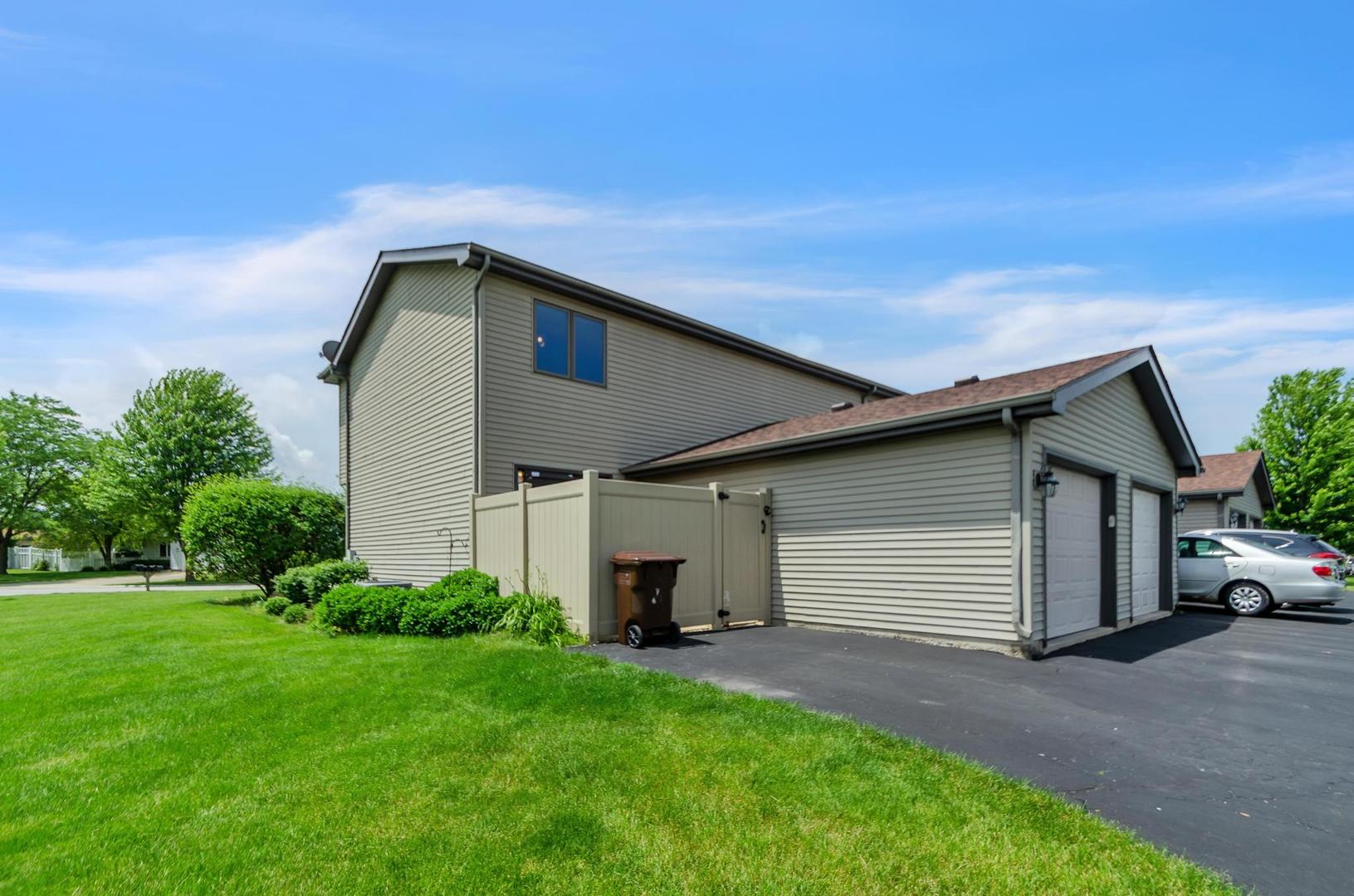 722 Sojourn Road New Lenox, IL 60451 - Photo 4 of 23 a front view of a house with a garden