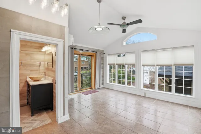 a view of an entryway with a livingroom