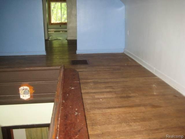 31945 Sibley Road Romulus, MI 48174 - Photo 17 of 19 3 ROOMS UPSTAIRS.JPG