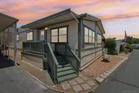 a view of entryway with a small yard