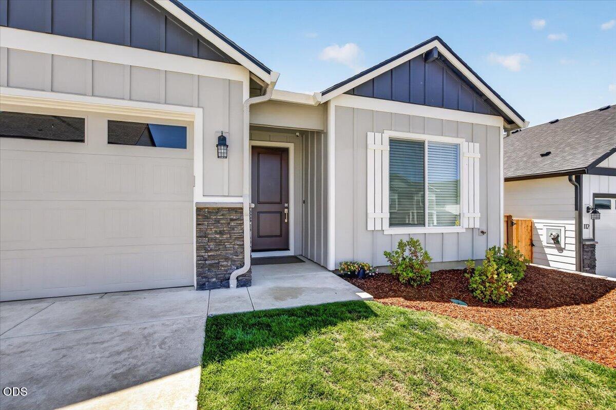 106 Valemont Drive Eagle Point, OR 97524 - Photo 2 of 29