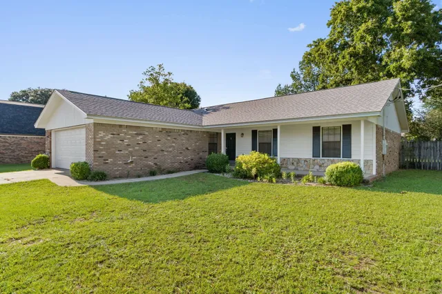 a view of a house with backyard and garden