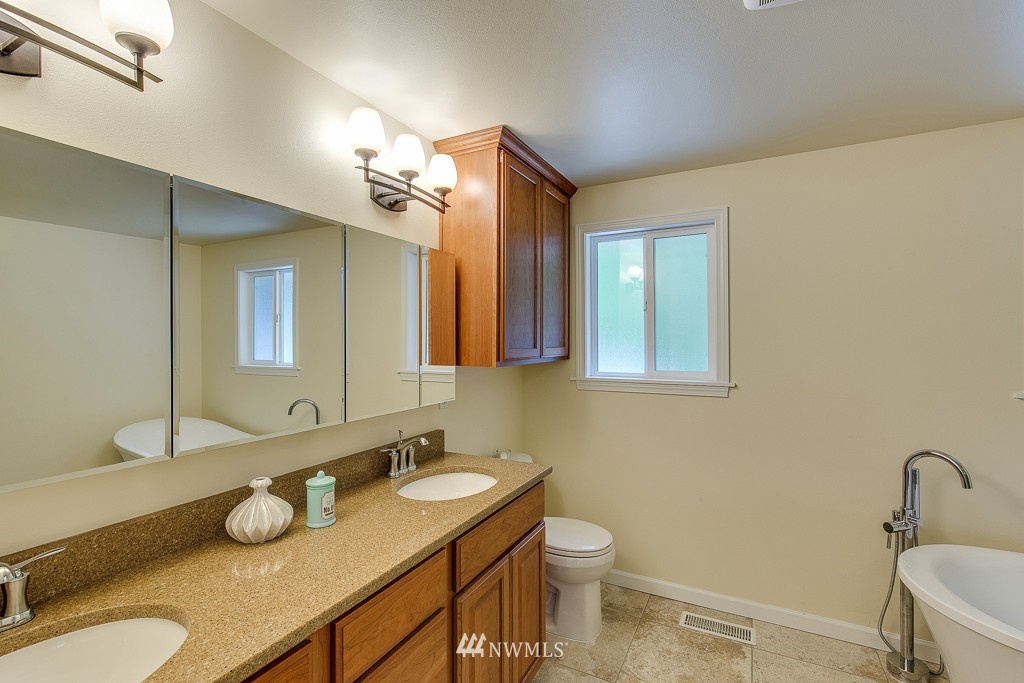 330 Northeast Riddell Road Bremerton, WA 98311 - Photo 10 of 25