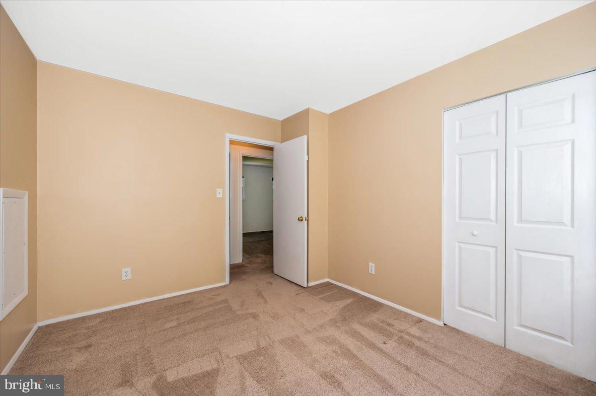 17305 Hoskinson Road Poolesville, MD 20837 - Photo 26 of 81 an empty room with a natural light