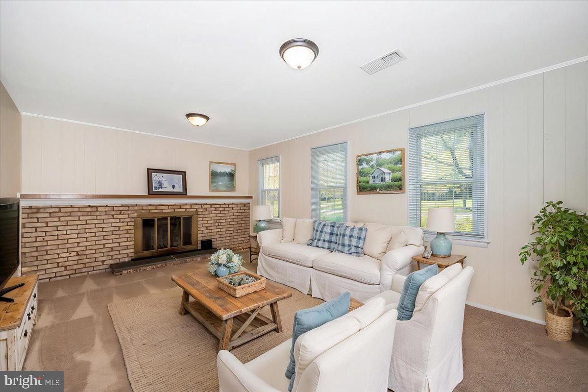 17305 Hoskinson Road Poolesville, MD 20837 - Photo 31 of 81 a living room with furniture and a large window