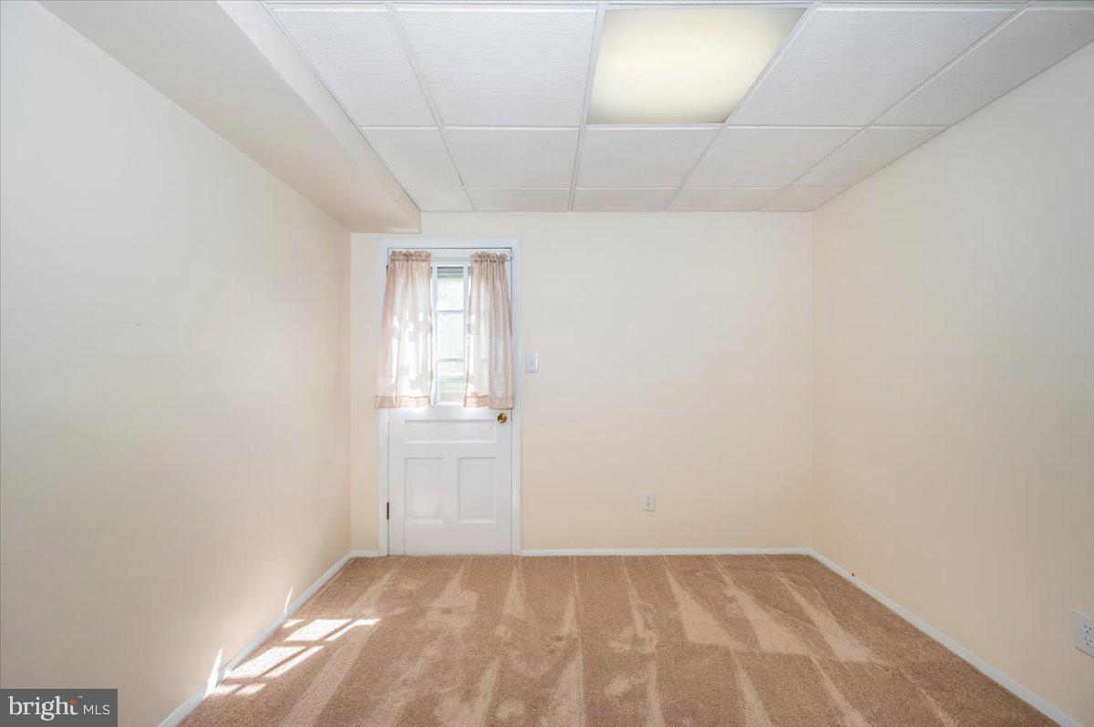 17305 Hoskinson Road Poolesville, MD 20837 - Photo 37 of 81 Lower Level Office with separate Entrance