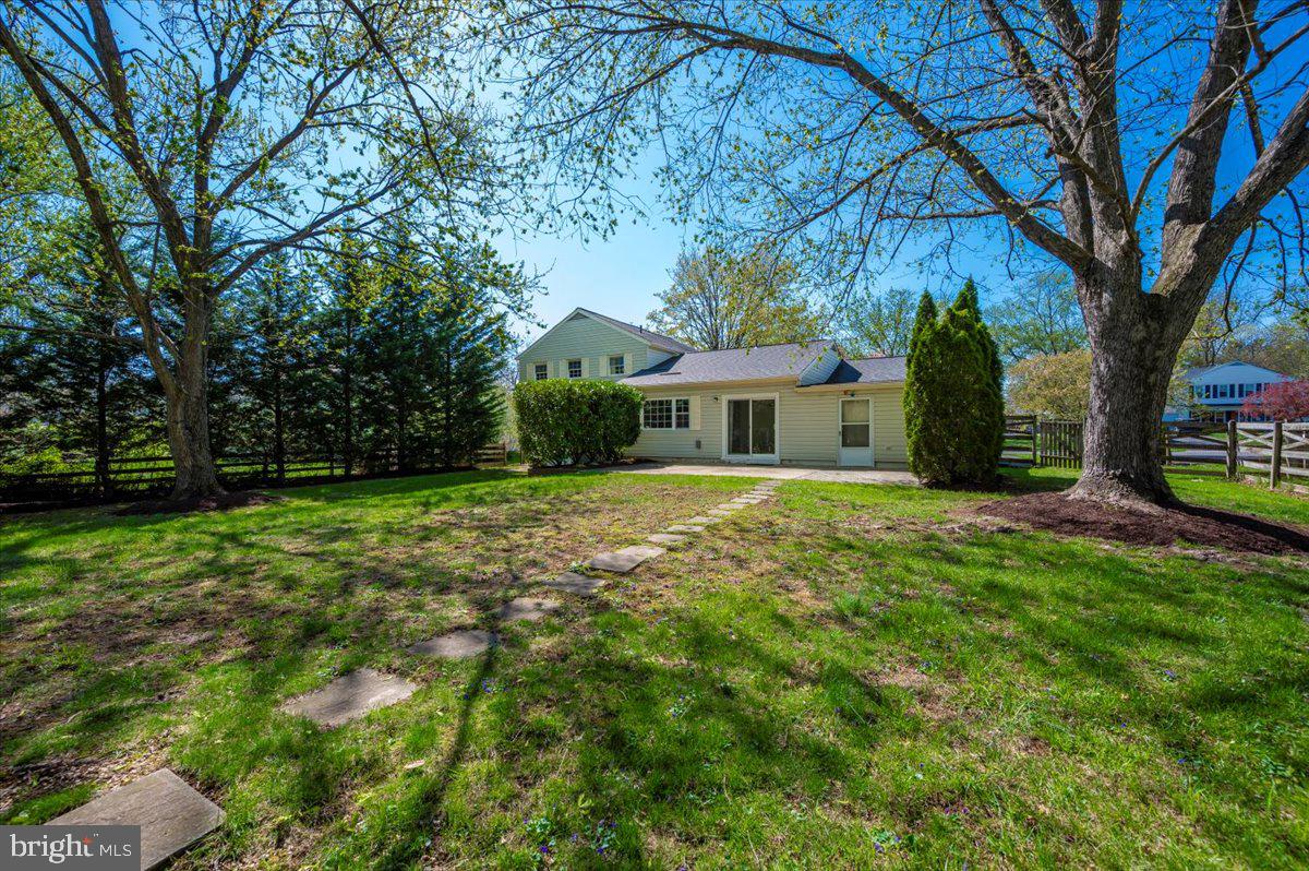 17305 Hoskinson Road Poolesville, MD 20837 - Photo 42 of 81 Huge private rear yard!