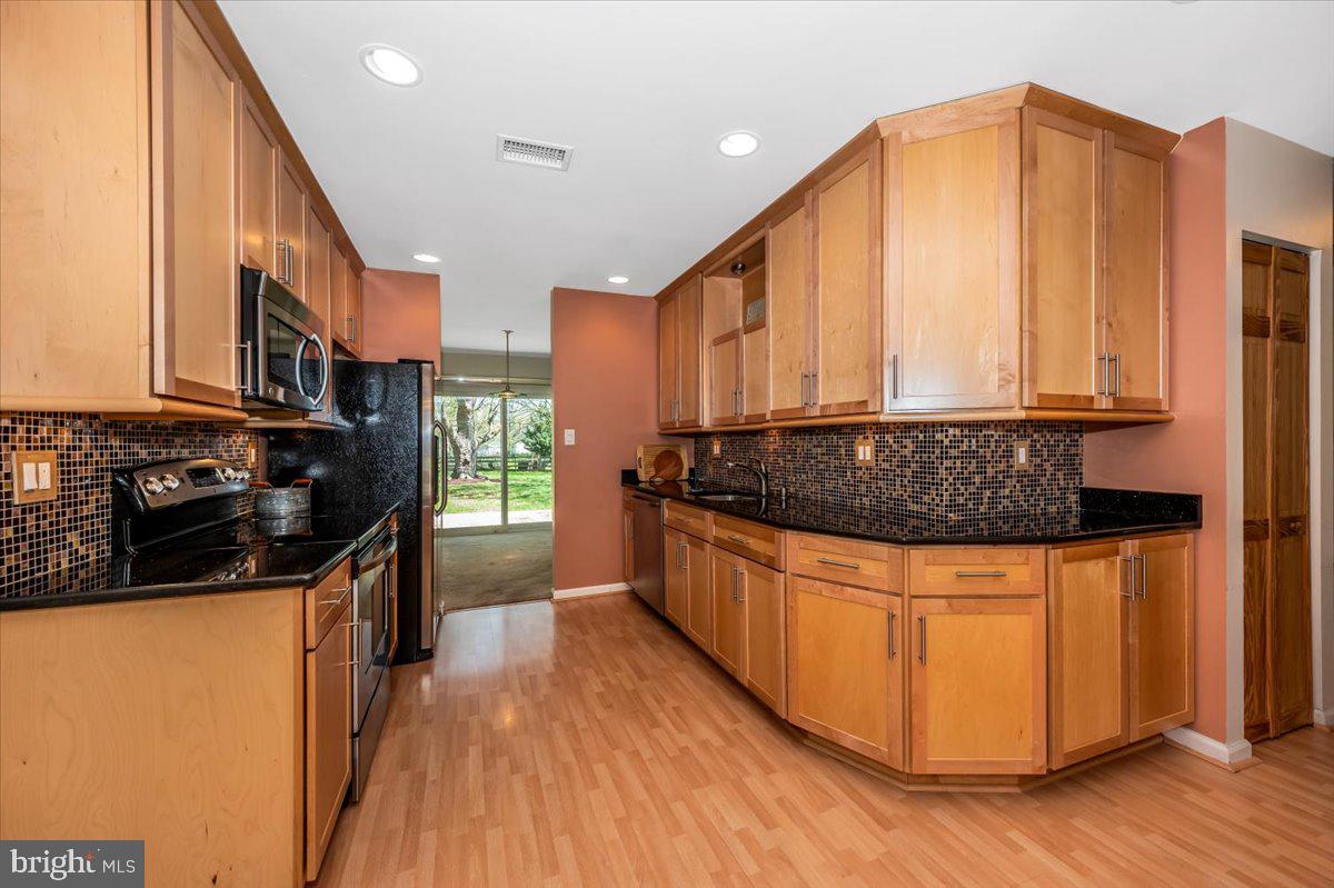 17305 Hoskinson Road Poolesville, MD 20837 - Photo 7 of 81 a kitchen with stainless steel appliances granite countertop a stove a sink and a refrigerator