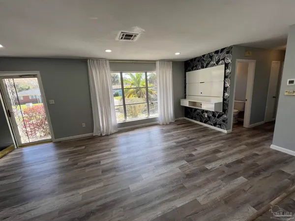 $1,875 | 3254 West Avenue, Gulf Breeze, FL 32563