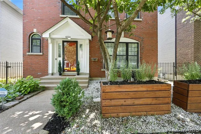 $2,750 | 4224 Westminster Place, St. Louis, MO 63108