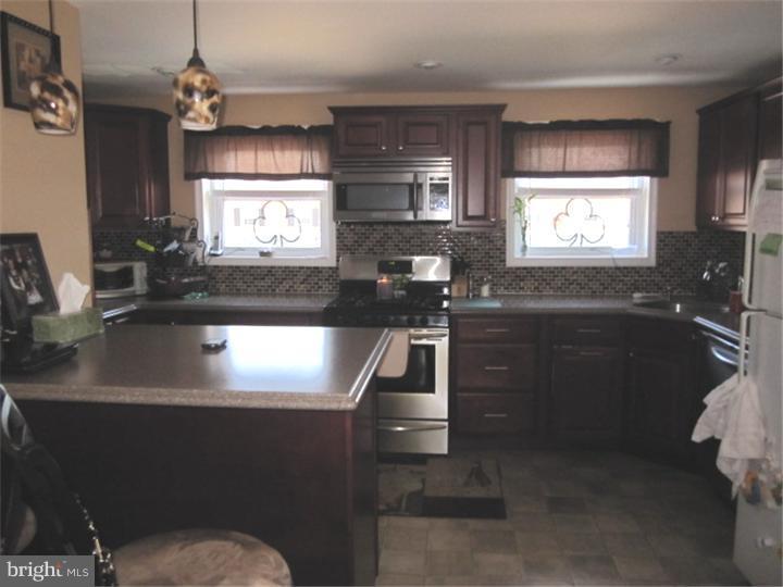 158 Ridgefield Road Philadelphia, PA 19154 - Photo 3 of 17 Kitchen