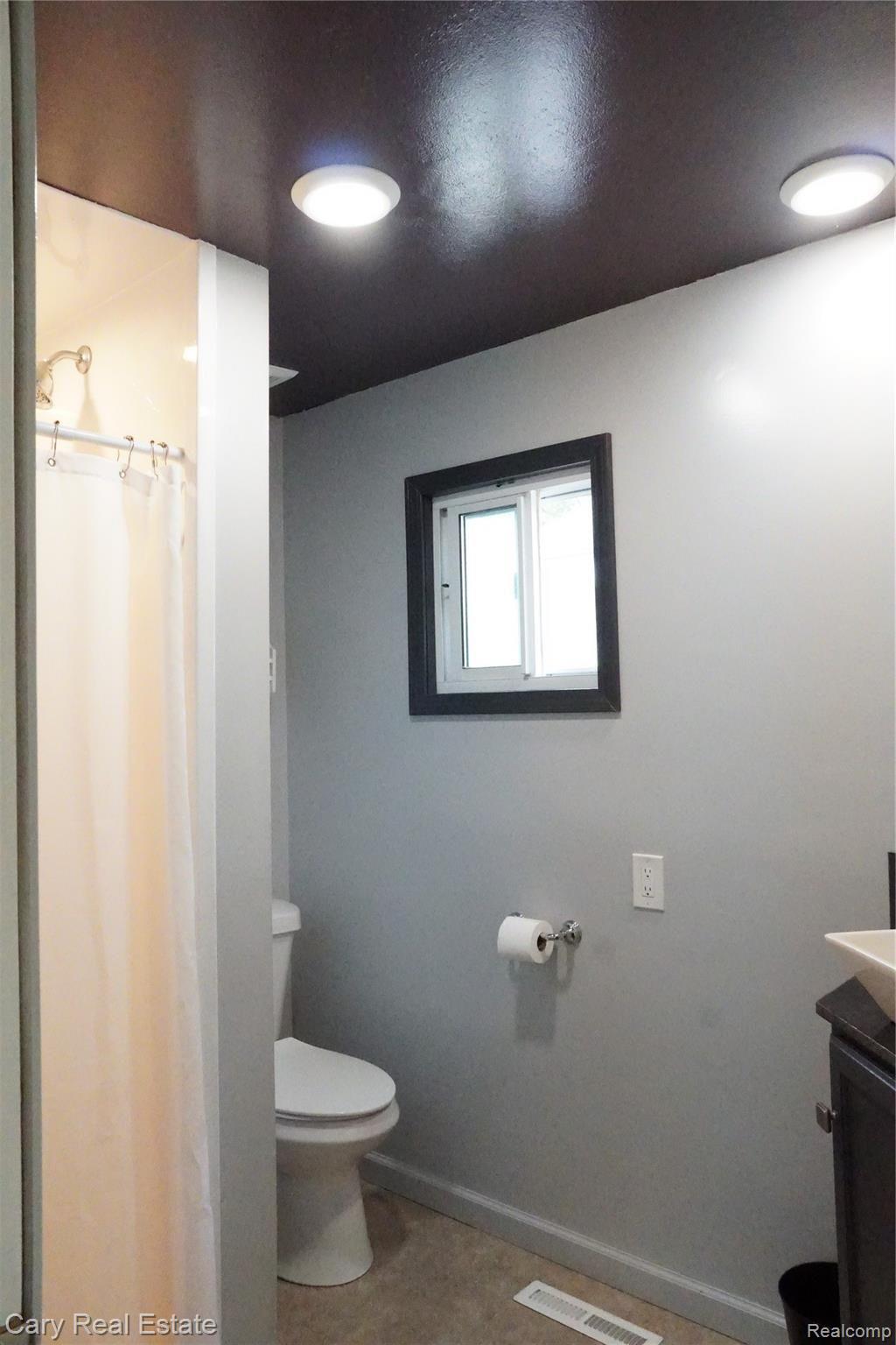 5316 Flushing Road Flushing, MI 48433 - Photo 2 of 38 Entry level full bath
