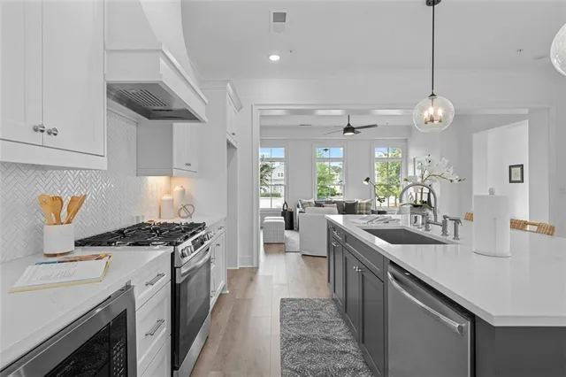a large kitchen with kitchen island a large island in it