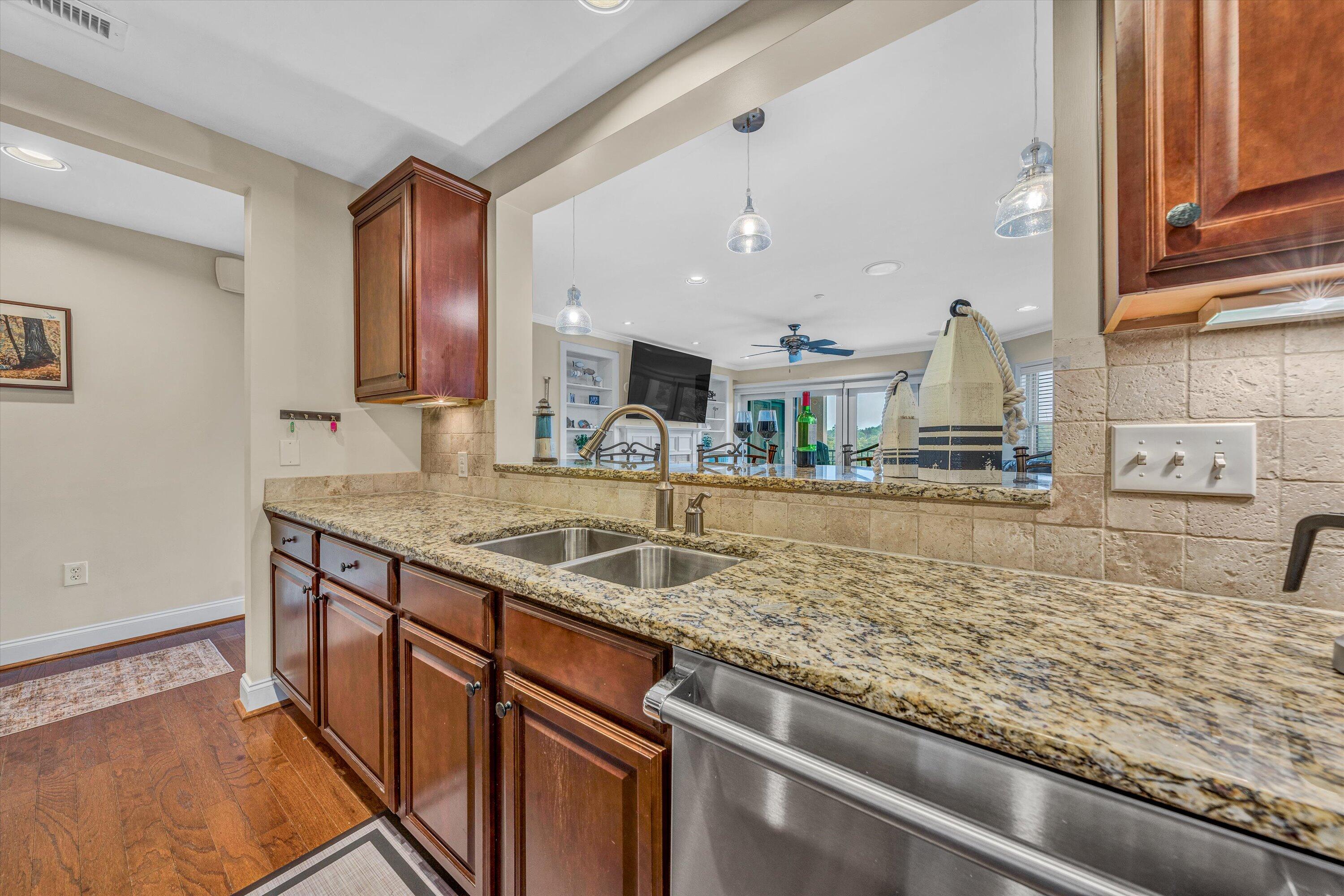 100 Bridgewater Pointe Place, Unit 401 Moneta, VA 24121 - Photo 11 of 39 100 Bridgewater Pointe Place #401 (8)