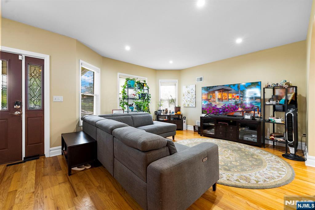 467 Summit Avenue Hackensack, NJ 07601 - Photo 3 of 38