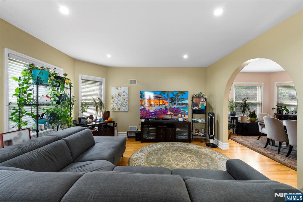 467 Summit Avenue Hackensack, NJ 07601 - Photo 4 of 38