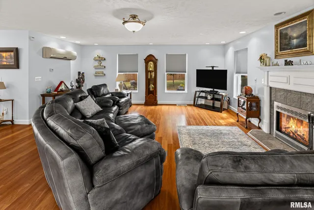 $250,000 | 521 Marquis Avenue, Centralia, IL 62801