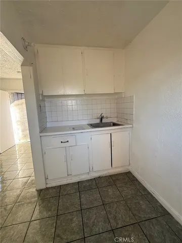 $1,600 | 8518 South Fir Avenue, Los Angeles, CA 90001