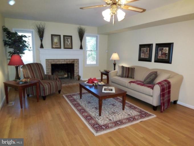7402 Maple Branch Road Clifton, VA 20124 - Photo 6 of 27 FAMILY ROOM