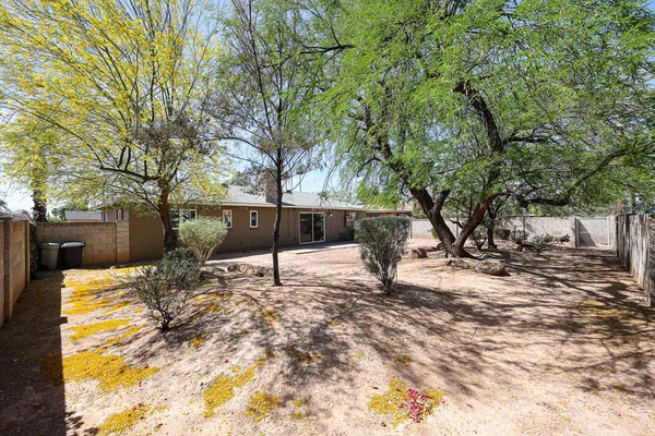 $2,300 | 7608 East 4th Street, Scottsdale, AZ 85251