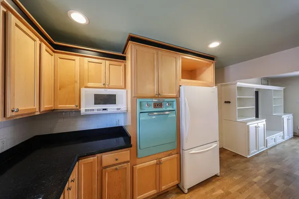 $2,300 | 7608 East 4th Street, Scottsdale, AZ 85251