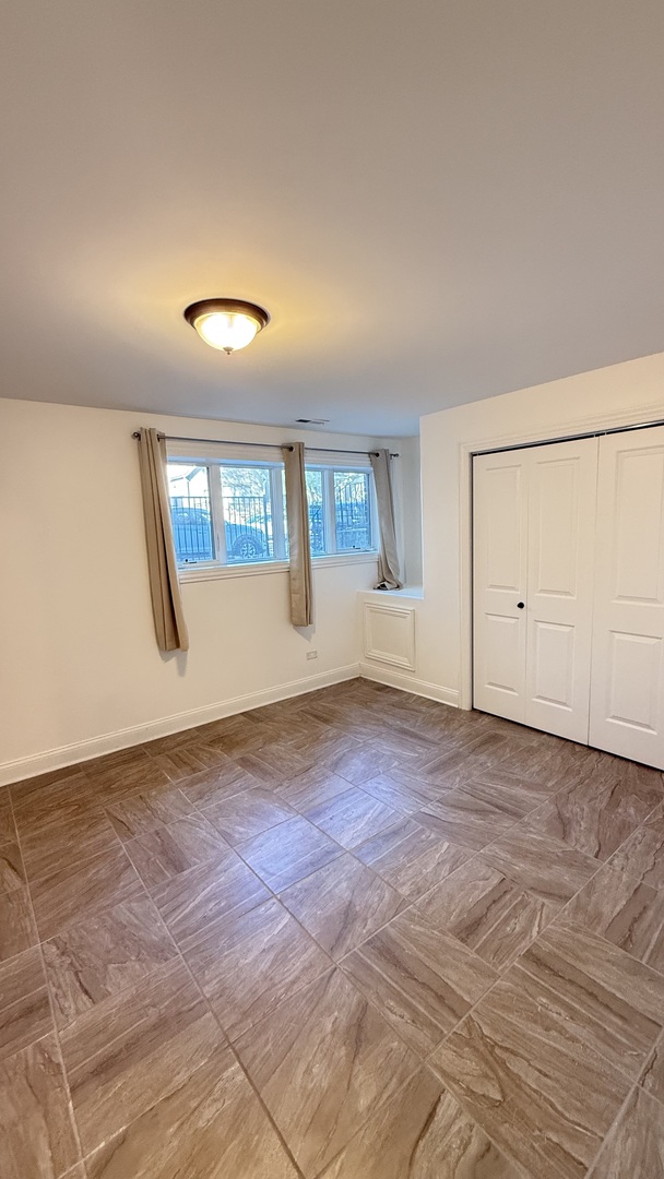 4411 South Wallace Street Chicago, IL 60609 - Photo 18 of 23 a view of an empty room with windows