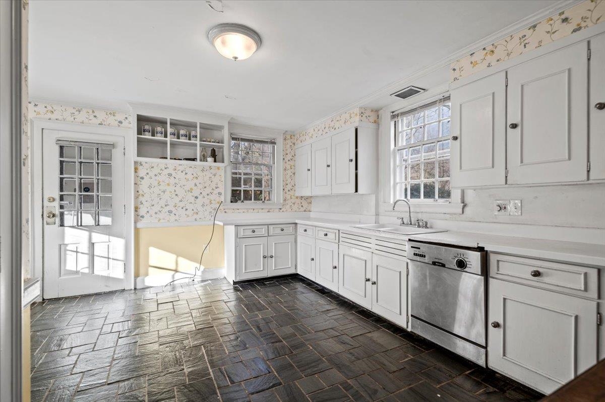 16 Walloomsac Road Bennington, VT 05201 - Photo 11 of 35