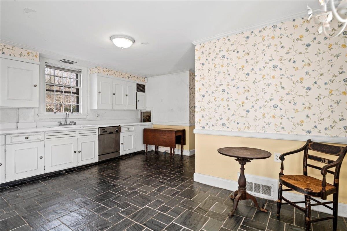 16 Walloomsac Road Bennington, VT 05201 - Photo 9 of 35