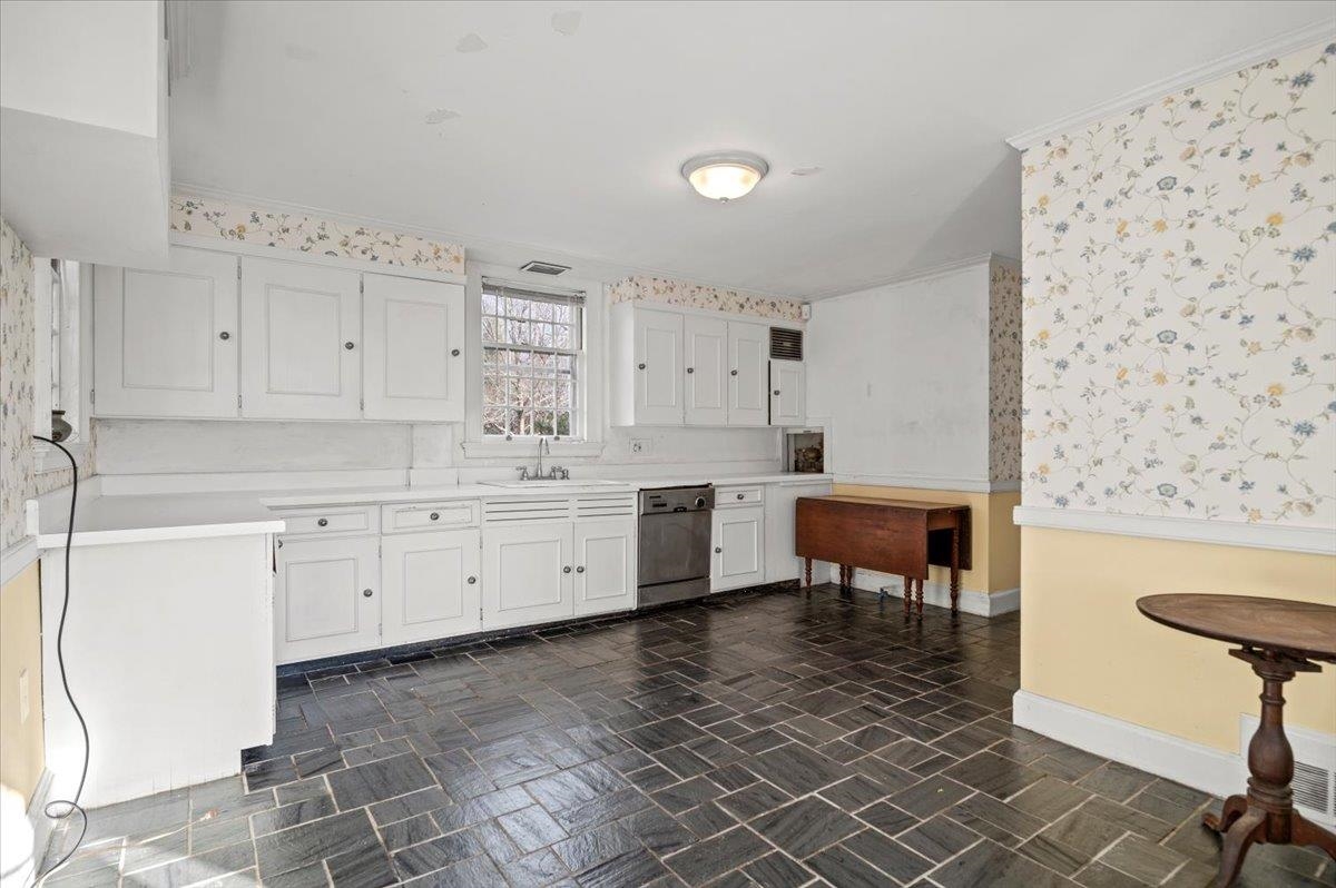 16 Walloomsac Road Bennington, VT 05201 - Photo 10 of 35