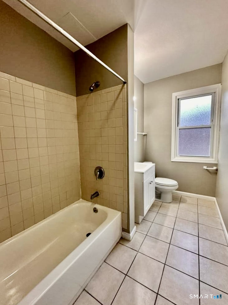 786 George Street New Haven, CT 06511 - Photo 28 of 28 a bathroom with a bathtub and a toilet