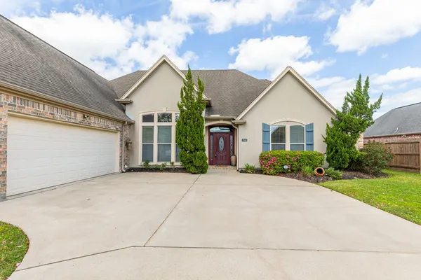 a view of a house with a yard