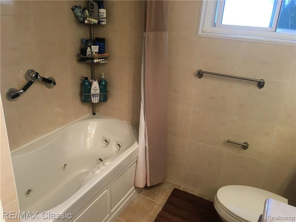 28239 Hawberry Road Farmington, MI 48331 - Photo 13 of 16 Hawberry bathroom jetted tub.JPG