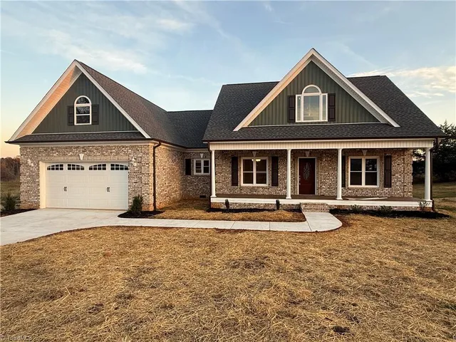 $379,900 | 1622 Country Club Road, Yadkinville, NC 27055