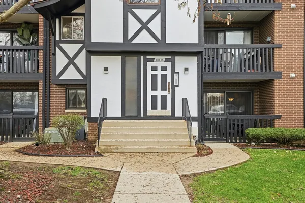 $169,900 | 13615 Royal Court, Unit 309, Crestwood, IL 60418