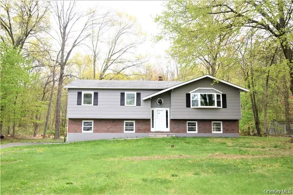 $899,000 | 158 Sycamore Drive, New Windsor, NY 12553