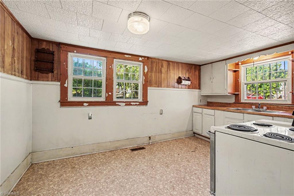 811 Cliffside Avenue High Point, NC 27260 - Photo 9 of 19 Kitchen