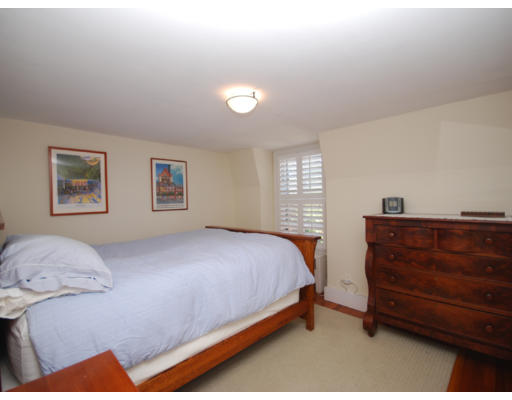 7 Fairfield Street, Unit 4 Boston, MA 02116 - Photo 8 of 13 a bedroom with a bed and a window